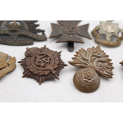 1159E - A collection of vintage military cap badges to include London, Scottish, K.R.R.C etc.