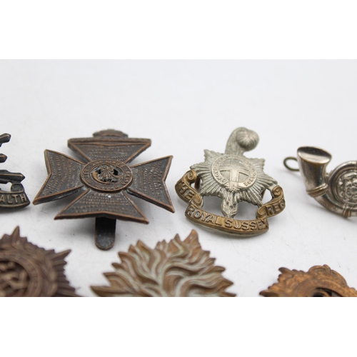 1159E - A collection of vintage military cap badges to include London, Scottish, K.R.R.C etc.