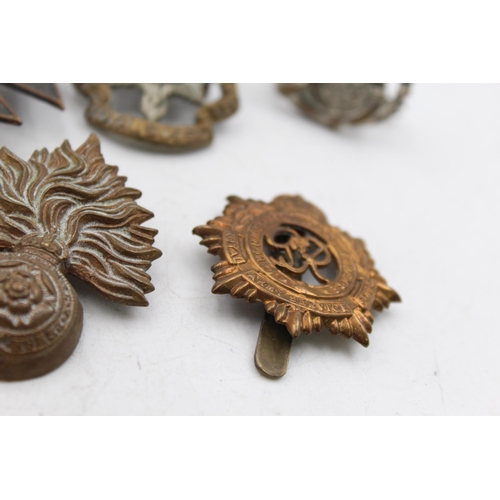 1159E - A collection of vintage military cap badges to include London, Scottish, K.R.R.C etc.