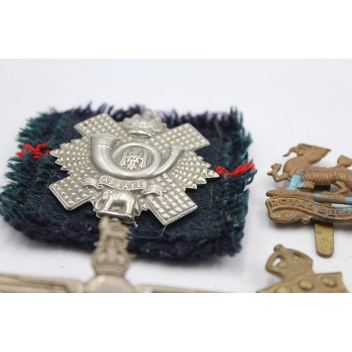 1163 - A collection of vintage military cap badges to include Prince Alberts, L.I, H.L.I etc.