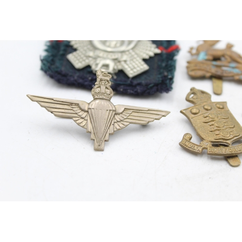 1163 - A collection of vintage military cap badges to include Prince Alberts, L.I, H.L.I etc.