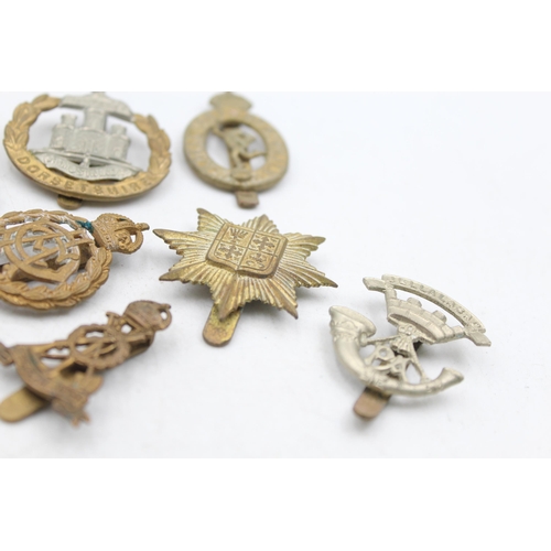 1163 - A collection of vintage military cap badges to include Prince Alberts, L.I, H.L.I etc.