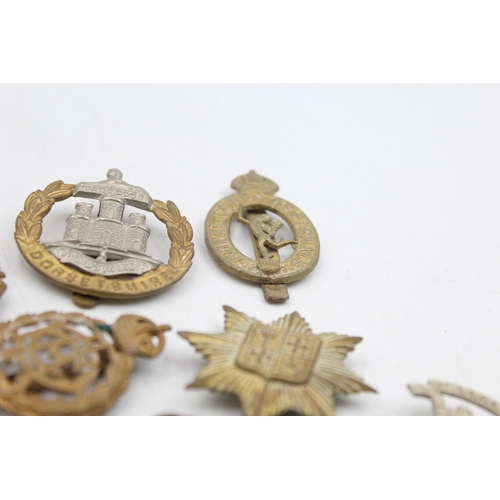 1163 - A collection of vintage military cap badges to include Prince Alberts, L.I, H.L.I etc.