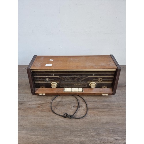 606 - A Philips four band valve radio