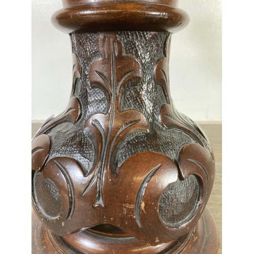 511 - A Victorian carved mahogany pillar/stand - approx. 31cm high x 21cm diameter