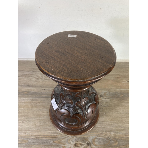 511 - A Victorian carved mahogany pillar/stand - approx. 31cm high x 21cm diameter