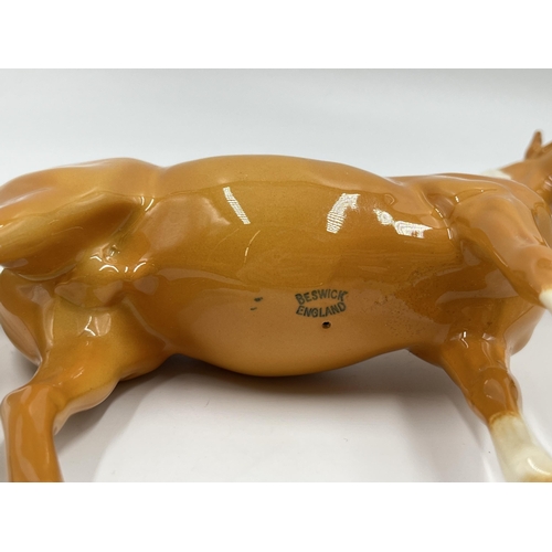 174 - A Beswick Palomino horse - approx. 16cm high x 21cm long