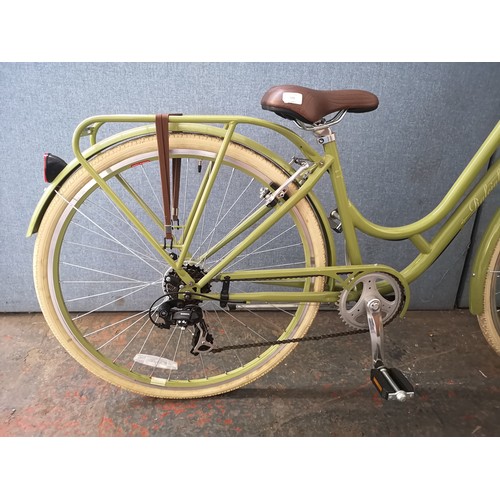 575 - A Raleigh Cameo women's town bike with Shimano seven speed gear system