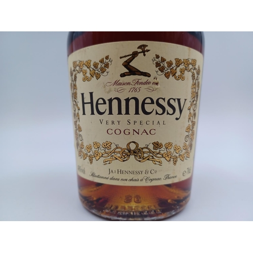 556 - A 70cl bottle of Hennessy V.S. Cognac - bottled at 40%