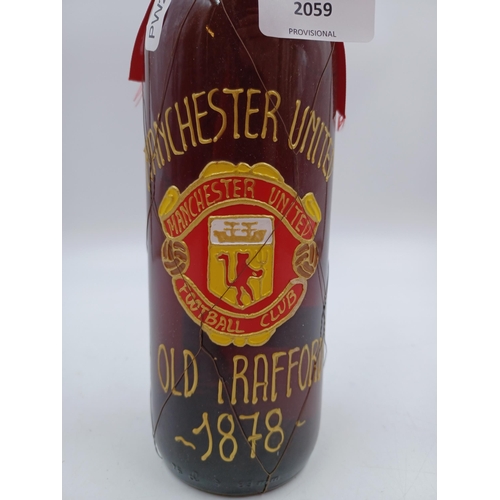 607 - A 75cl bottle of Manchester United Old Trafford red wine - bottled at 11%