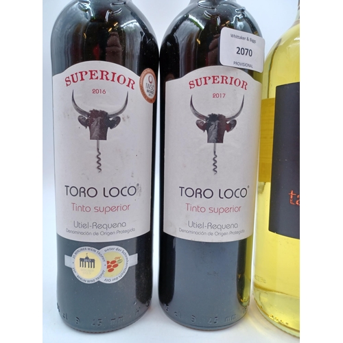 624 - Five bottles of wine, two 75cl Spanish Toro Loco red, one 75cl Chilean Tanguera white, one 37.5cl Pa... 