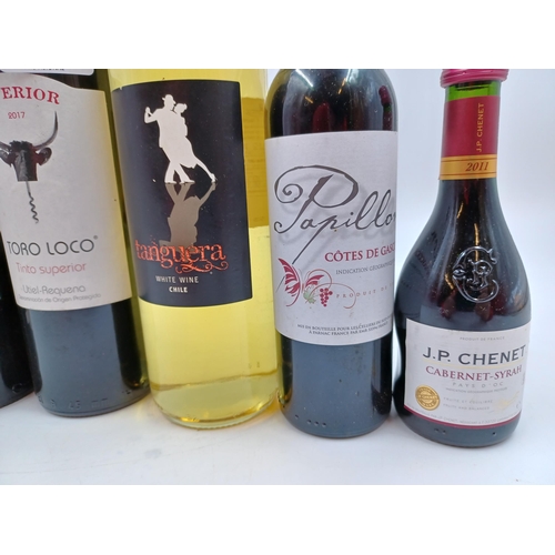 624 - Five bottles of wine, two 75cl Spanish Toro Loco red, one 75cl Chilean Tanguera white, one 37.5cl Pa... 