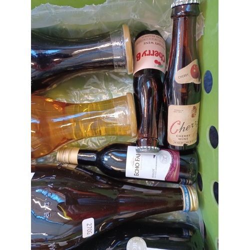 637 - Eleven bottles of wine to include 75cl 1995 Vouvray white, 75cl 2012 Chenet Merlot red, 75cl Paul Ma... 