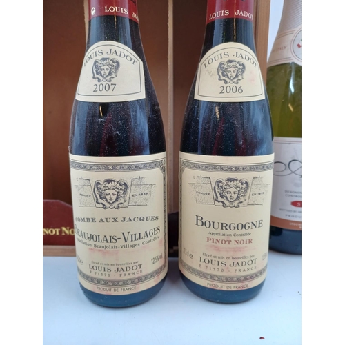 628 - Nine bottles of wine to include two boxed 37.5cl Louis Jadot French red, 75cl Moscatel de Valencia s... 