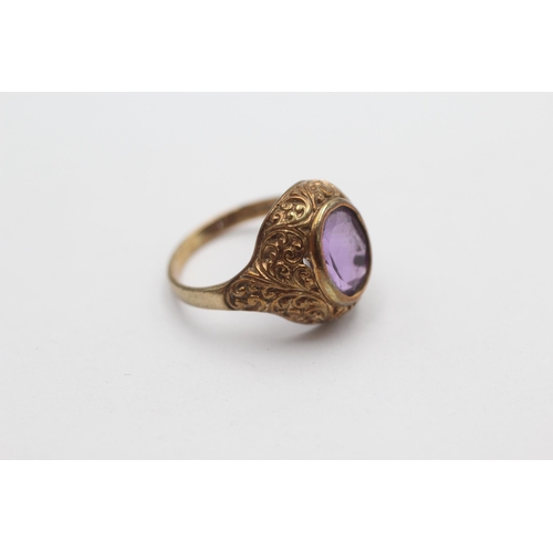 1005 - A 9ct gold amethyst ornate signet ring, size K½ - approx. gross weight 3.6 grams