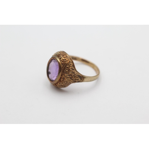 1005 - A 9ct gold amethyst ornate signet ring, size K½ - approx. gross weight 3.6 grams