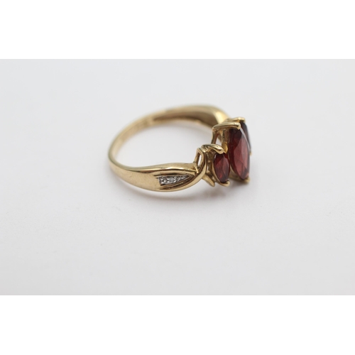 1016 - A 9ct gold garnet and diamond dress ring, size O½ - approx. gross weight 2.9 grams