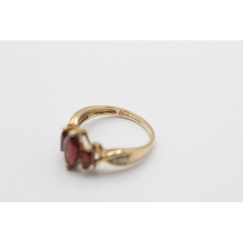 1016 - A 9ct gold garnet and diamond dress ring, size O½ - approx. gross weight 2.9 grams