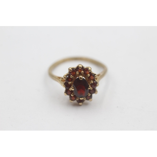 1018 - A 9ct gold garnet cluster ring, size O - approx. gross weight 2.8 grams