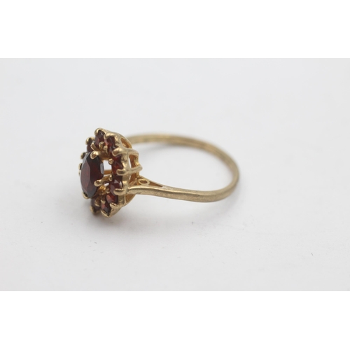 1018 - A 9ct gold garnet cluster ring, size O - approx. gross weight 2.8 grams