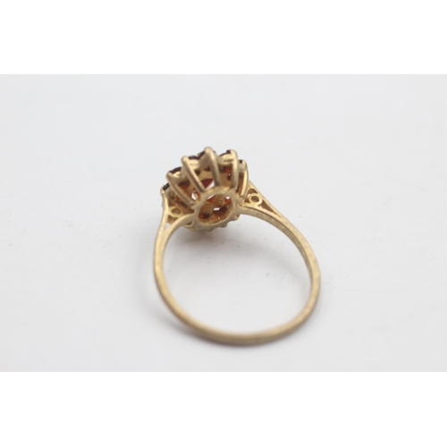 1018 - A 9ct gold garnet cluster ring, size O - approx. gross weight 2.8 grams