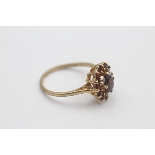 1018 - A 9ct gold garnet cluster ring, size O - approx. gross weight 2.8 grams