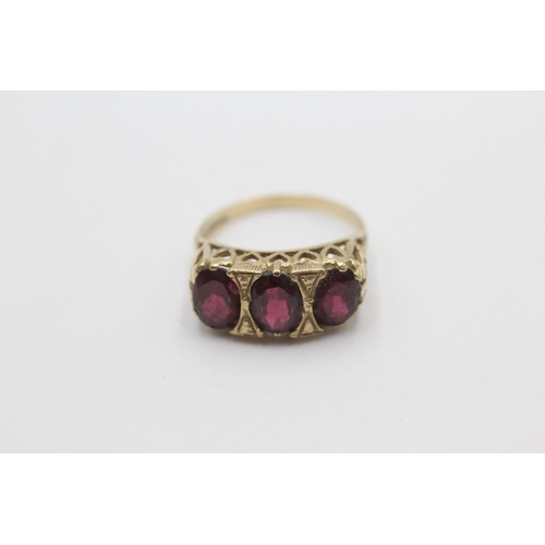 1019 - A 9ct gold garnet gypsy setting ring, size M½ - approx. gross weight 3 grams