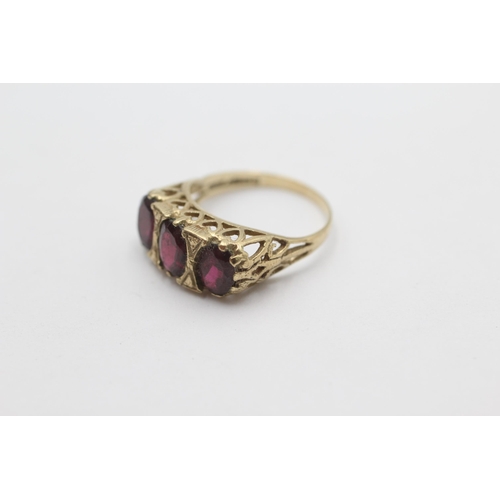 1019 - A 9ct gold garnet gypsy setting ring, size M½ - approx. gross weight 3 grams