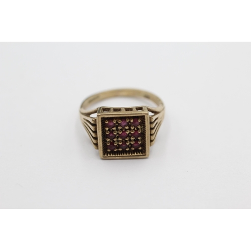 1021 - A 9ct gold ruby signet ring, size O½ - approx. gross weight 4.1 grams