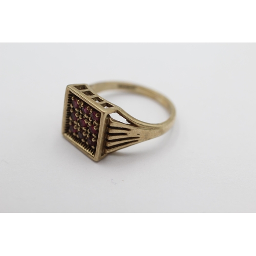 1021 - A 9ct gold ruby signet ring, size O½ - approx. gross weight 4.1 grams