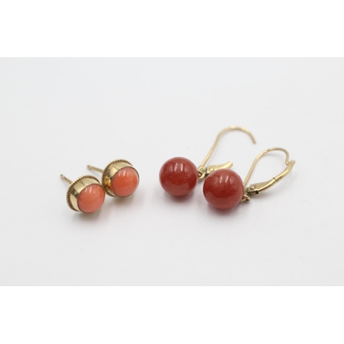 1028 - Two pairs of 9ct gold earrings, one coral and one agate - approx. gross weight 3.4 grams