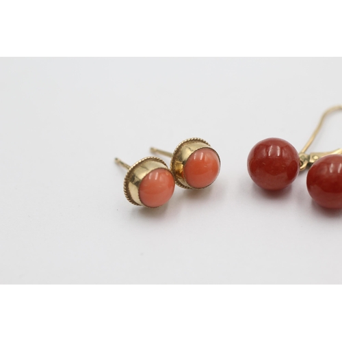 1028 - Two pairs of 9ct gold earrings, one coral and one agate - approx. gross weight 3.4 grams