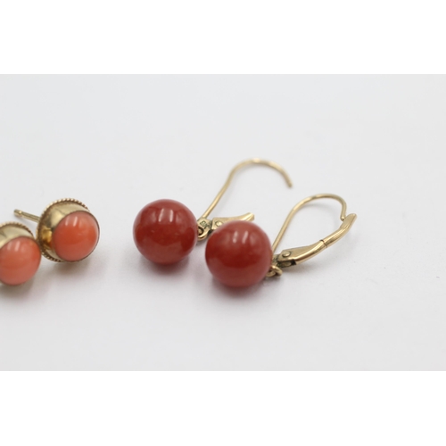 1028 - Two pairs of 9ct gold earrings, one coral and one agate - approx. gross weight 3.4 grams