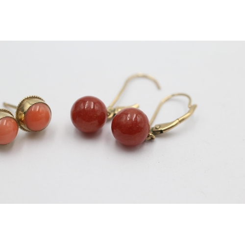 1028 - Two pairs of 9ct gold earrings, one coral and one agate - approx. gross weight 3.4 grams