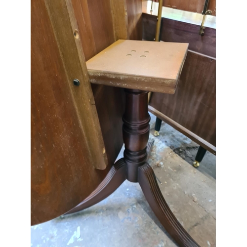 50 - A Regency style mahogany circular tilt top table - approx. 131cm high when tilted x 105cm diameter