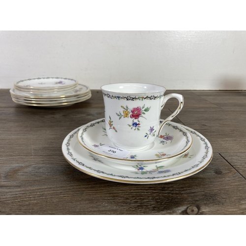 304 - A 1920s Shelley Lowestoft twenty two piece part tea set - Reg no. 733019