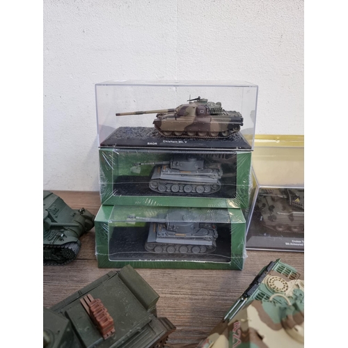 400 - A collection of various model tanks to include boxed Atlas Editions Ultimate Tank Collection, Soledo... 