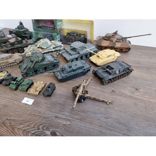 400 - A collection of various model tanks to include boxed Atlas Editions Ultimate Tank Collection, Soledo... 