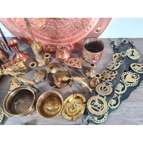 359 - A collection of copper and brassware to include Arts & Crafts style charger, planters, horse brasses... 