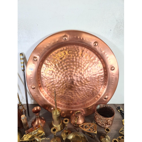 359 - A collection of copper and brassware to include Arts & Crafts style charger, planters, horse brasses... 