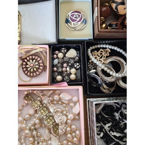 444 - A collection of costume jewellery