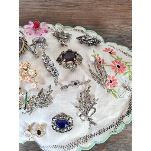 446 - A collection of vintage brooches