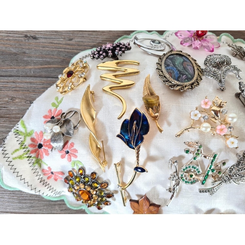 446 - A collection of vintage brooches