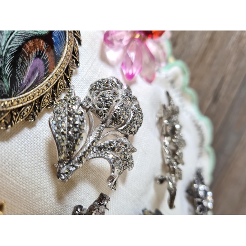 446 - A collection of vintage brooches