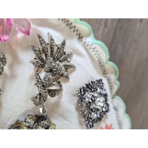 446 - A collection of vintage brooches