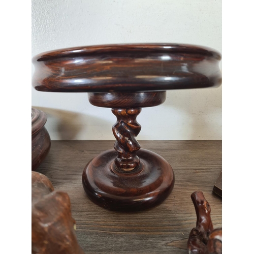 520 - A collection of treenware to include mahogany horse shoe shaped crumb tray, oak circular bowl, tree ... 