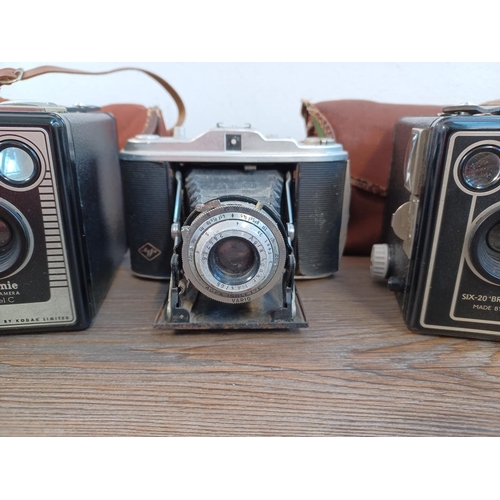 672 - Five box and folding cameras, one Agfa Isolette, three Kodak Brownie and one Vredeborch Slomexa