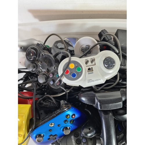 827 - A large collection of games console controllers