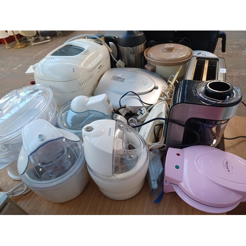 829 - Approx. nineteen kitchen electrical items to include coffee machines, George Foreman Lean Mean Fat R... 