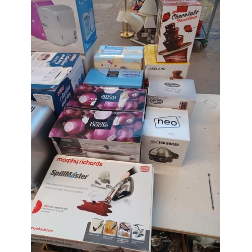 832 - Approx. fifteen boxed kitchen electrical items to include Tefal slow cooker, chocolate fountains, Ph... 